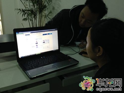 重庆一驾校推学员网上自主预约教练学车服务。记者