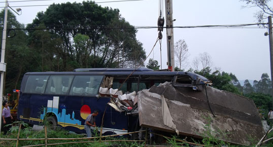 广东惠州博罗一大客车与小车追尾 致1死20伤|交通事故 驾照网